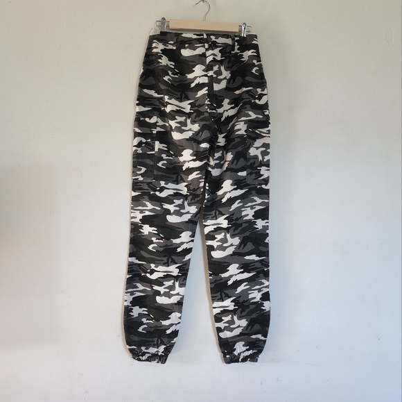 Pretty Little Thing Grey camo print cargo trousers size 4 NWT - Picture 2 of 8